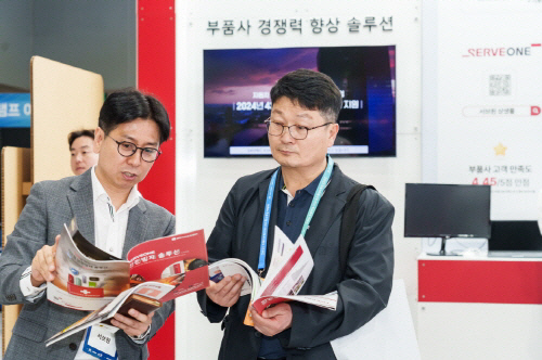 서울 양재동 aT센터에서 개최된 '2025 자동차부품산업 ESG·탄소중립 박람회'에서 서브원 자동차사업담당 이준호 이사(왼쪽)가 관람객에게 자동차 산업 현장에 필요한 ESG 솔루션에 대해 설명하고 있다.